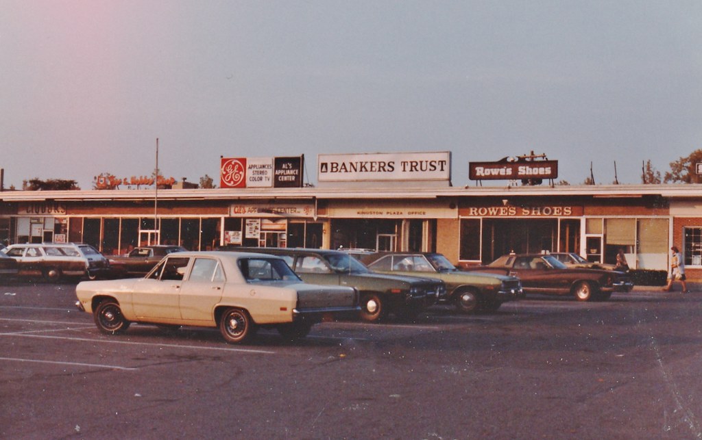 CARS AT THE KINGSTON PLAZA IN OCT 1982 In Kingston NY This… Flickr