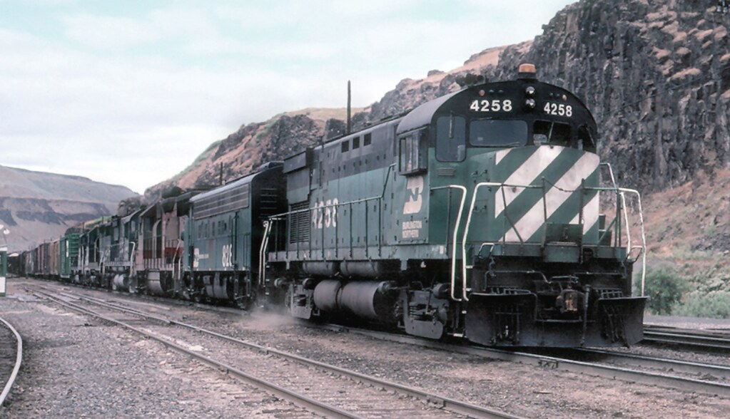Train 170 at Wishram Inside gateway train 170 is just arri… Flickr