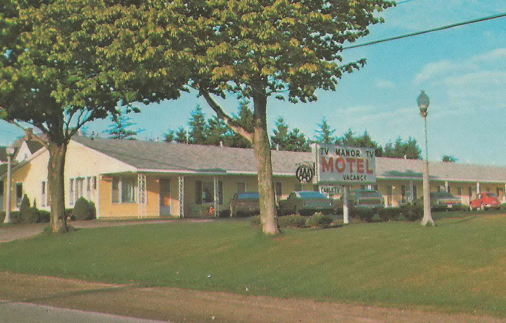 UP Newberry MI 1960s THE MANOR MOTEL FREE TV & Carpeted SO… Flickr