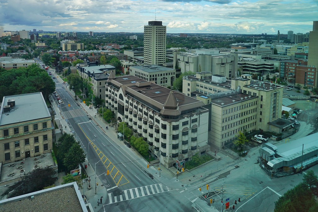 Laurier Avenue east from Ottawa University A view from the… Flickr