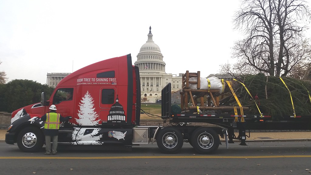 Kenworth Unloading U.S. Capitol Christmas Tree DC 2 Flickr