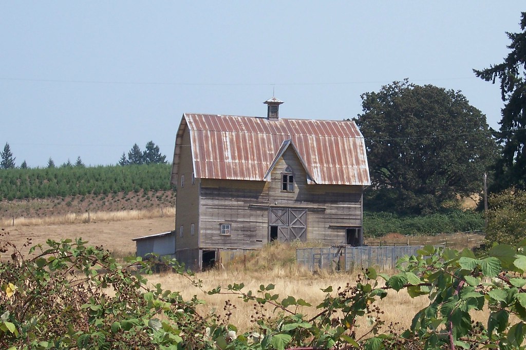 Molalla barn Photo by Heidi Brewer. Oregon Department of