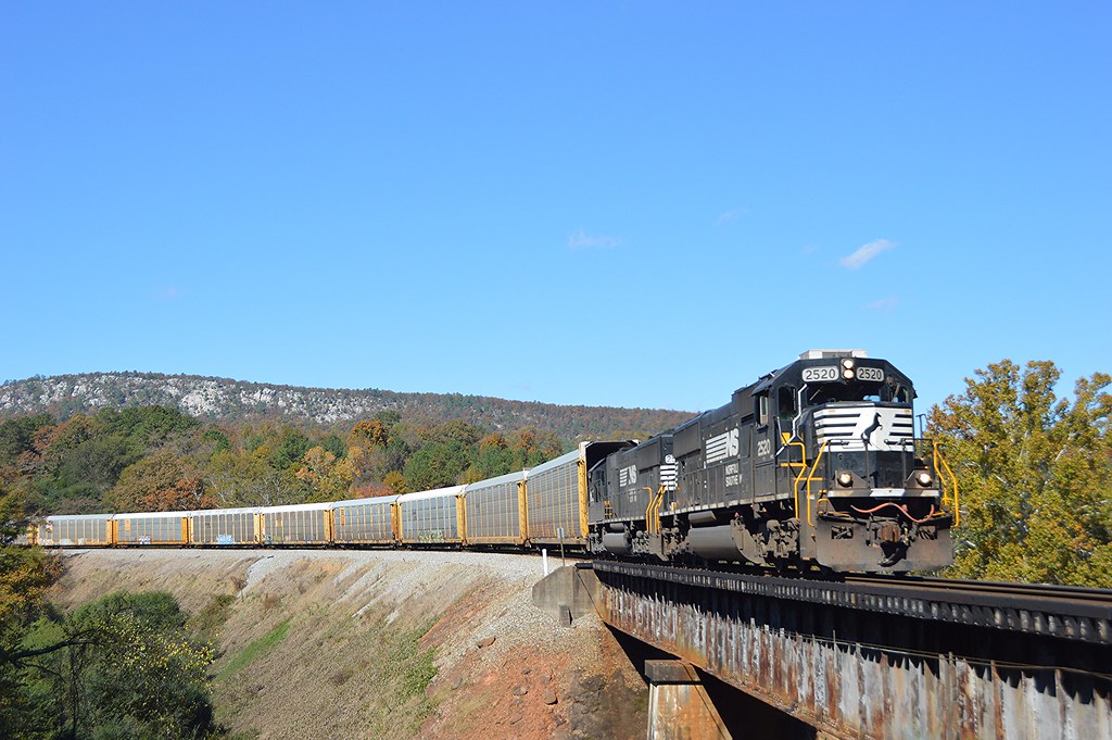 NS SD70 2520 NS Eastbound Intermodal Train 24E ( Meridian,… Flickr