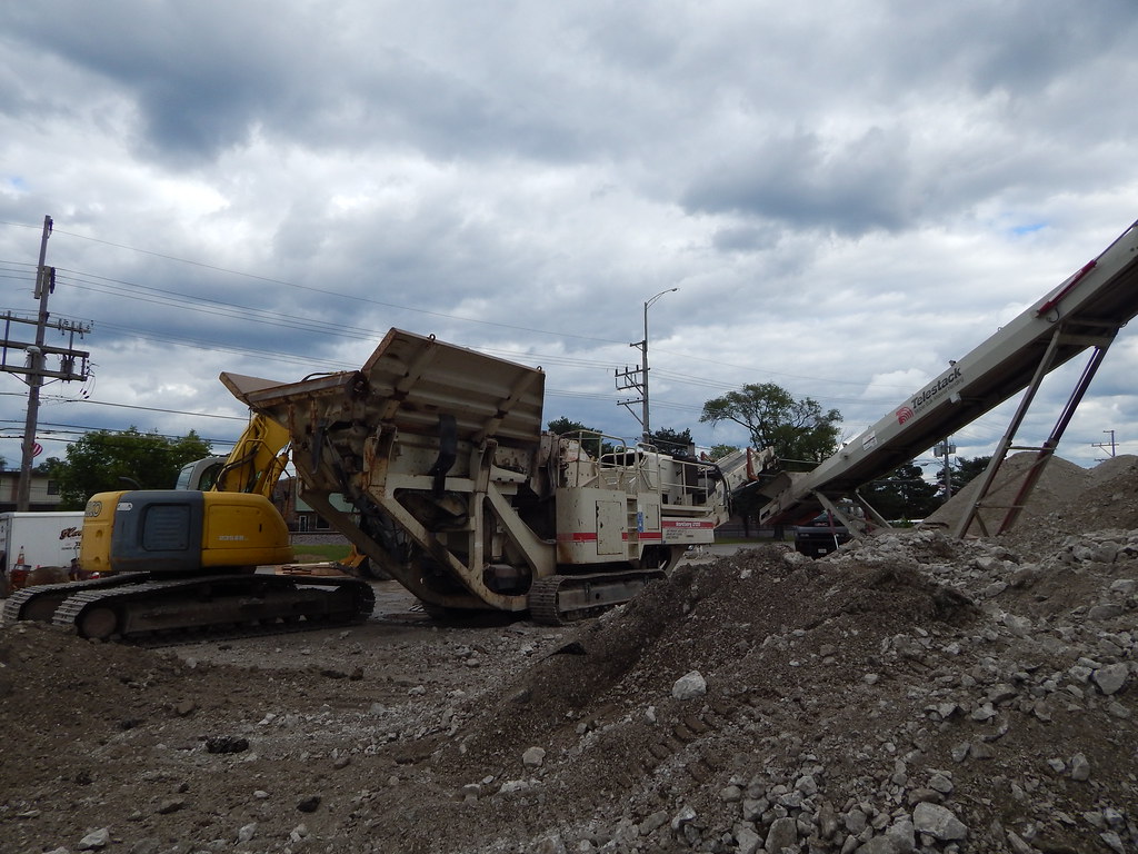 Glenbrook Excavating Kobelco 235SR and Nordberg LT1213 Flickr