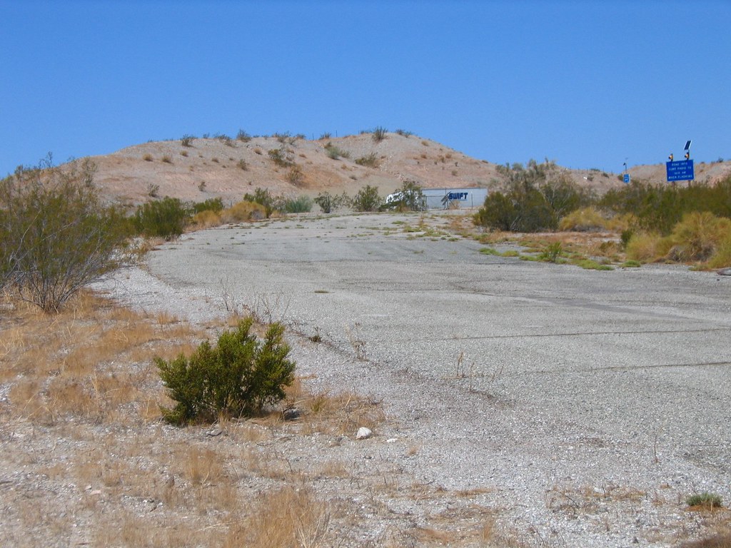 301 Needles CA 2005 At 34.720559, 114.529730. So many ali… Flickr