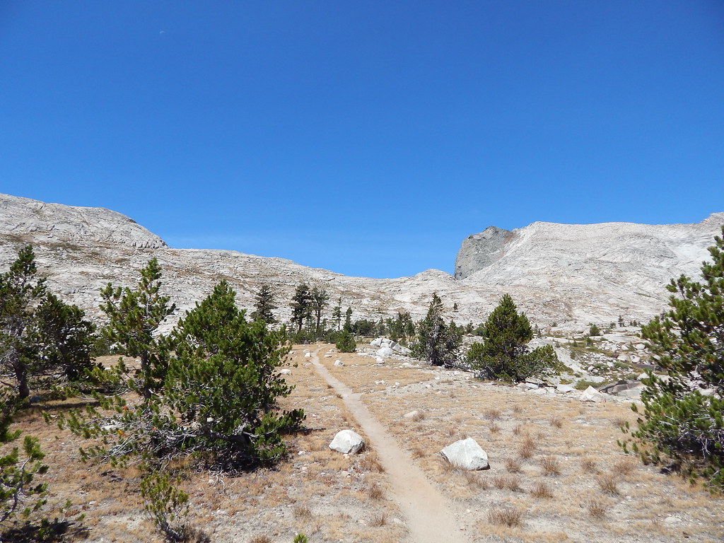 DSCN0773 The High Sierra Trail approaching Kaweah Gap from… Flickr