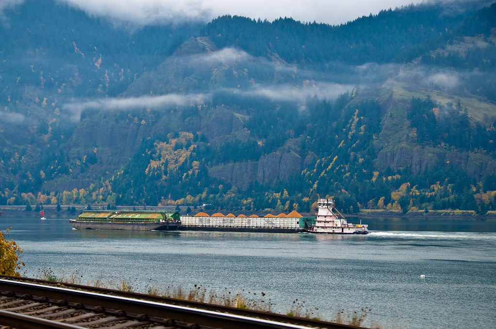 TUGBOAT IN THE RIVER Tugboat with saw… Flickr