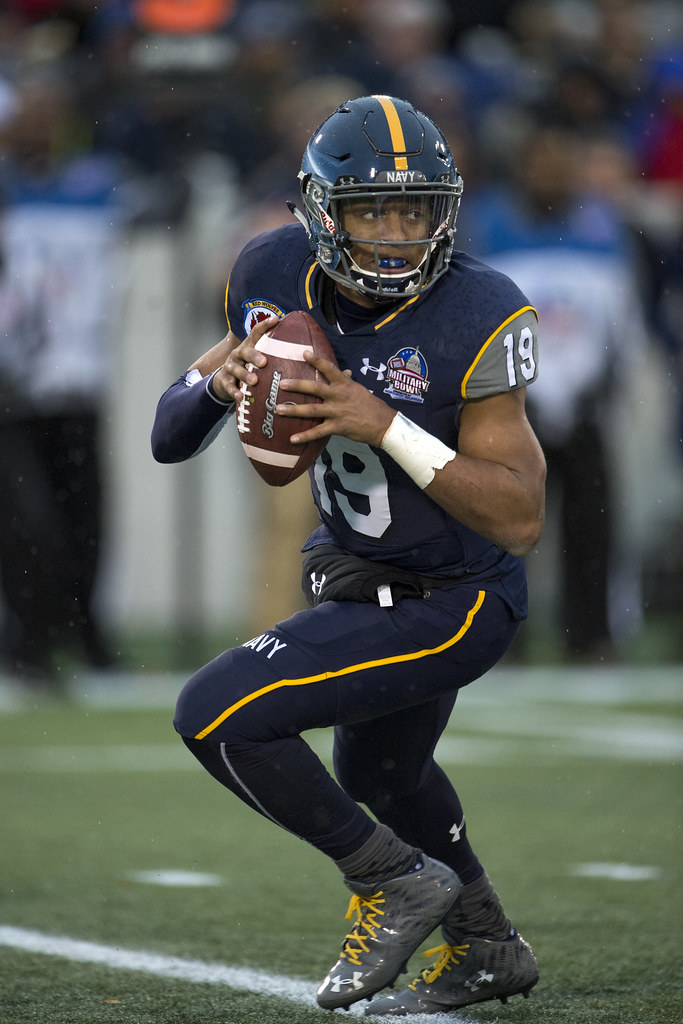 151228DDB155007 Navy’s Keenan Reynolds looks for a rece… Flickr