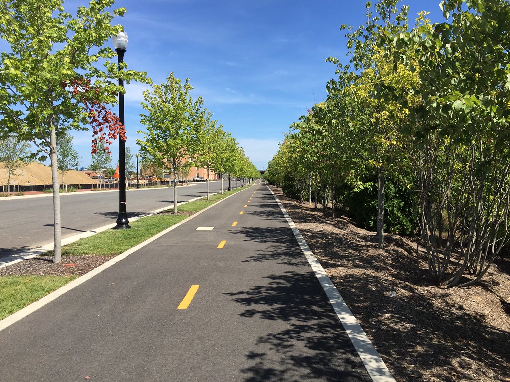Potomac Yard Trail This trail along the Metro tracks in