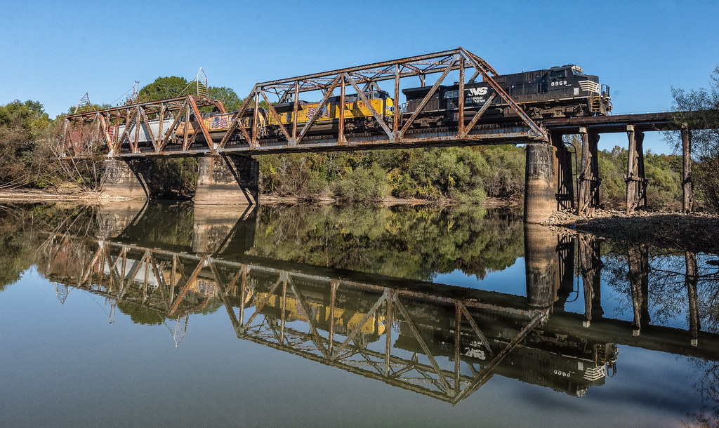 Caryville, FL CSX Q60616 making an early morning crossing… Flickr
