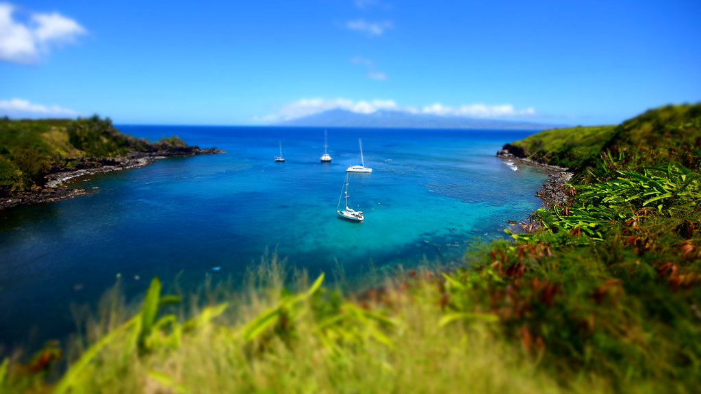 HonoluaMokuleia Bay, Maui tilt shift view of HonoluaMoku… Flickr