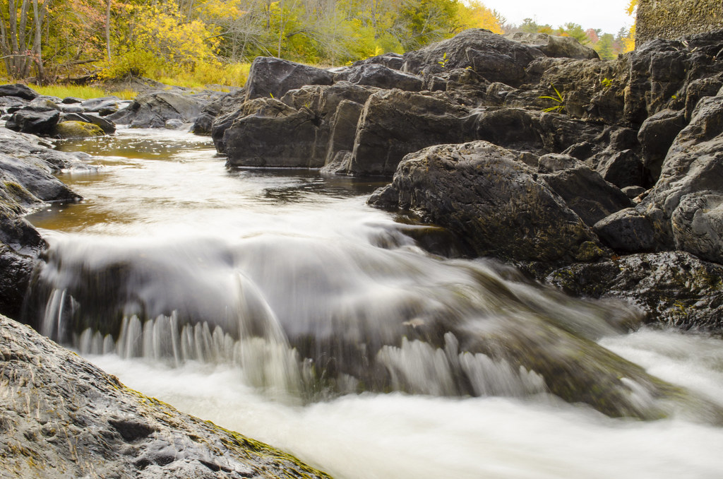 Falling Stream Kenduskeag Stream in Bangor, Maine. Bröder Media