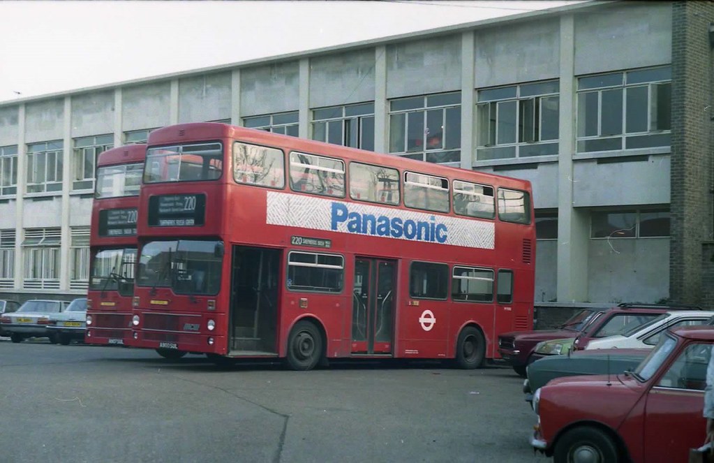 M900 Shepherds Bush Garage, March 1986. Philip Hambling Flickr