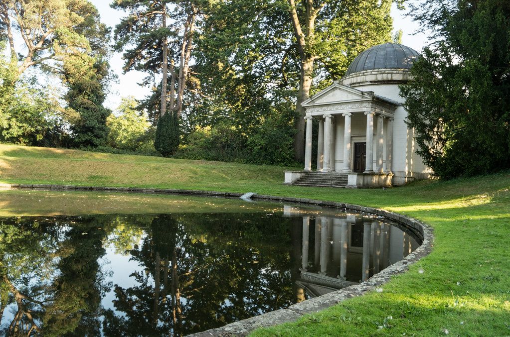 Mirror Pond Reflection of temple in Mirror pond at Hoghart… Flickr
