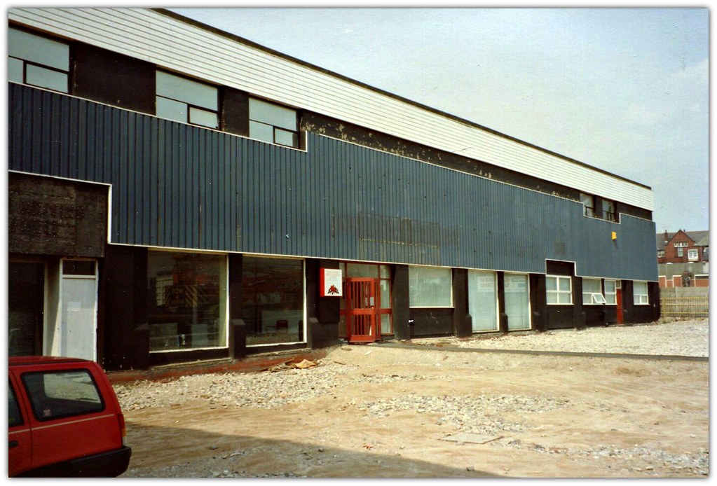 Bradshaw’s Motor House, Marsh Lane, Preston. May, 1990. Flickr