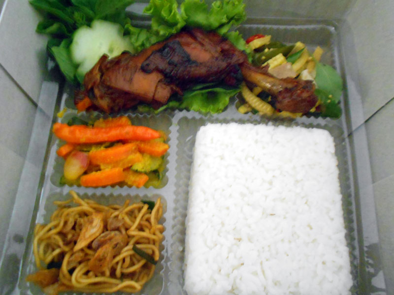 Gambar Nasi Kotak Ayam Goreng Lalapan