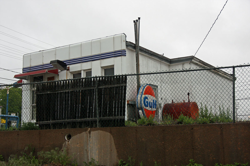 Willimantic CT May 2013 Gulf Gas sign behind a former Gulf… Flickr