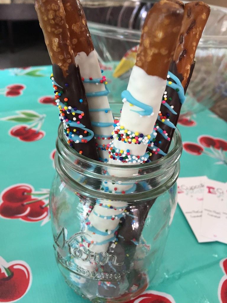 Dipped Pretzels Cupcake KITSCHen Custom Desserts www.TheCu… Flickr