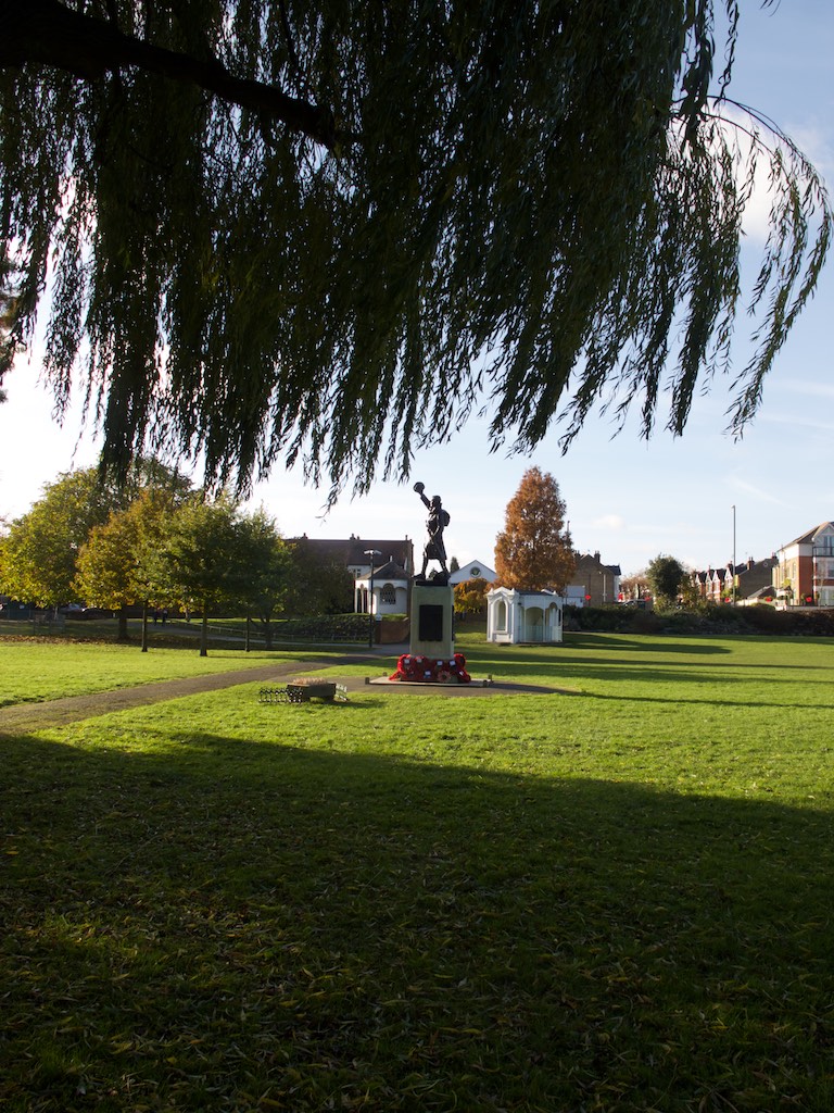 Radnor Gardens trees and war memorial, Twickenham MacP2007 Flickr