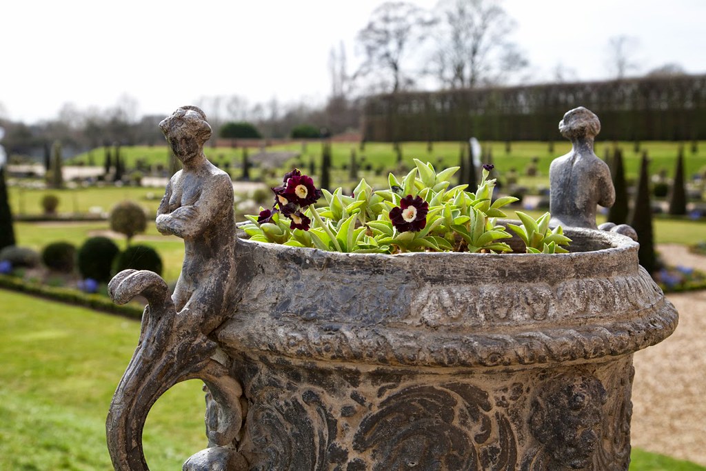 Hampton Court Palace gardens Garden ornamentation at the… Flickr