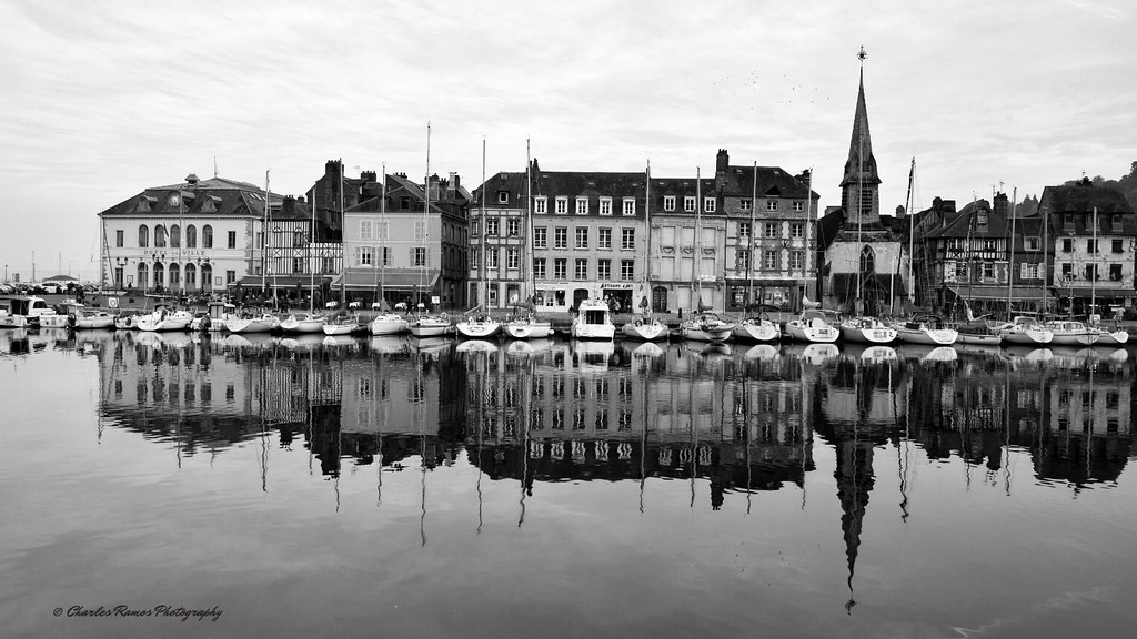 Reflet monochrome Port de Honfleur au coucher de soleil