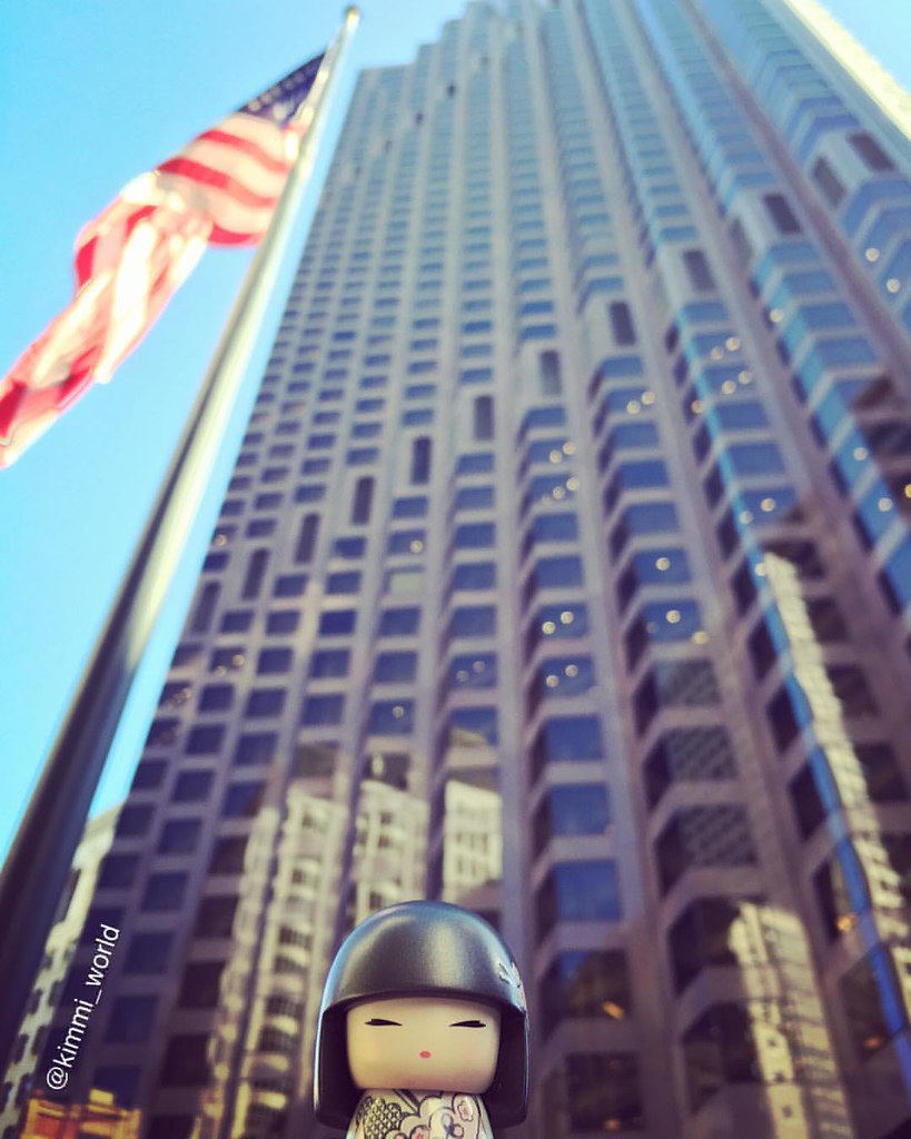 Such a beautiful and statuesque building! At 52 floors up,… Flickr