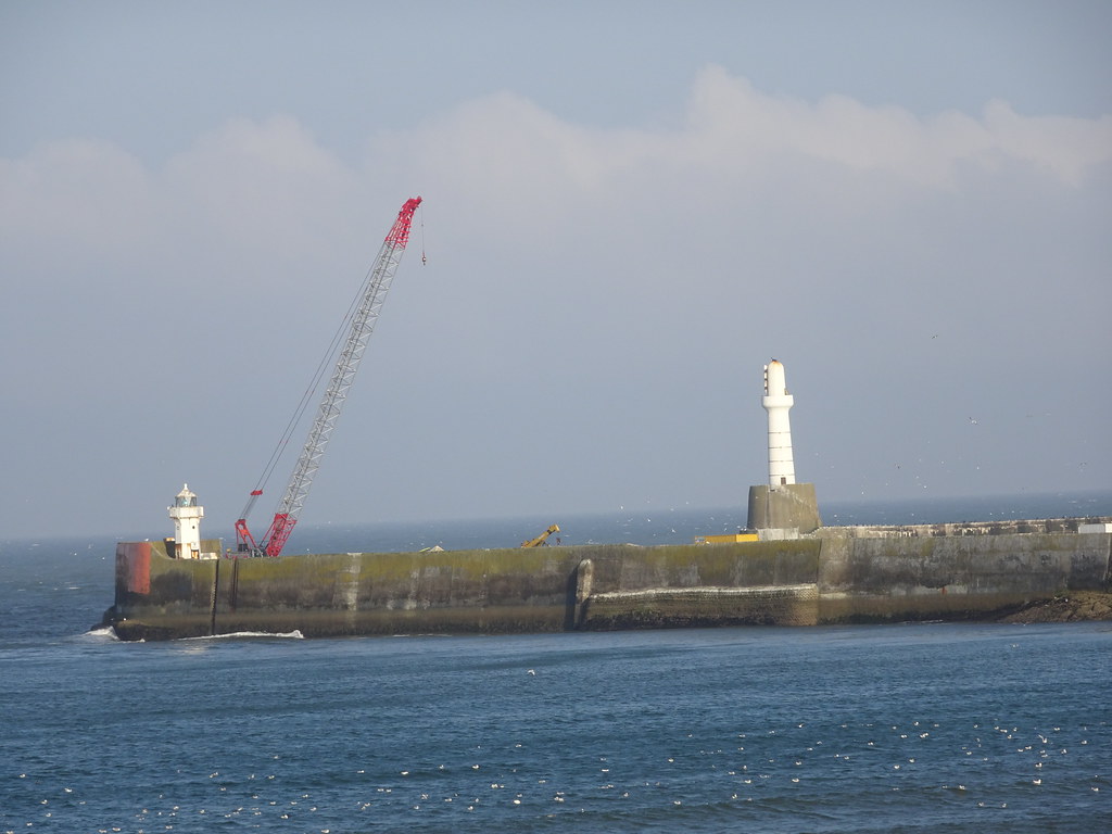Lighthouse at entrance to Aberdeen Harbour with work being… Flickr