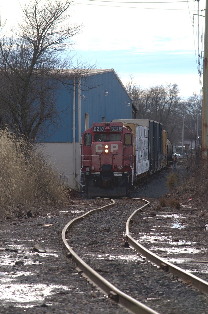 PN L160 Hatfield Warehouse PN GP9u 8218 idles on the Hat… Flickr
