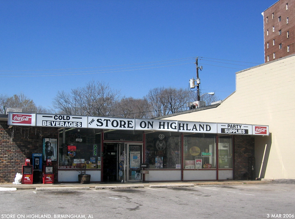 Store on Highland A convenience store on Highland Avenue i… Flickr