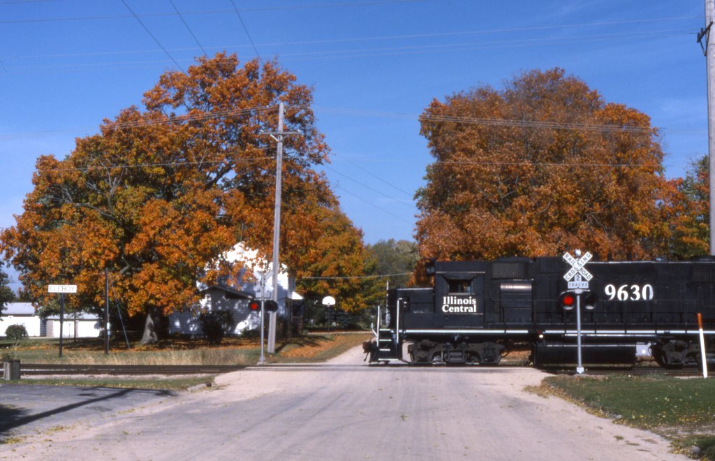 Autumn in Eleroy Illinois Central GP382 9630 is westbound… Flickr