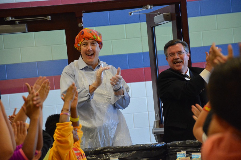 2016 Jerald Serves Lunch Garfield Elementary [United Way Enid/NW] Flickr