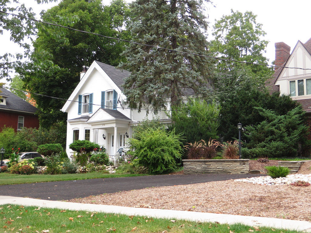 Attractive Residences, Stratford, Ontario Stratford is a c… Flickr