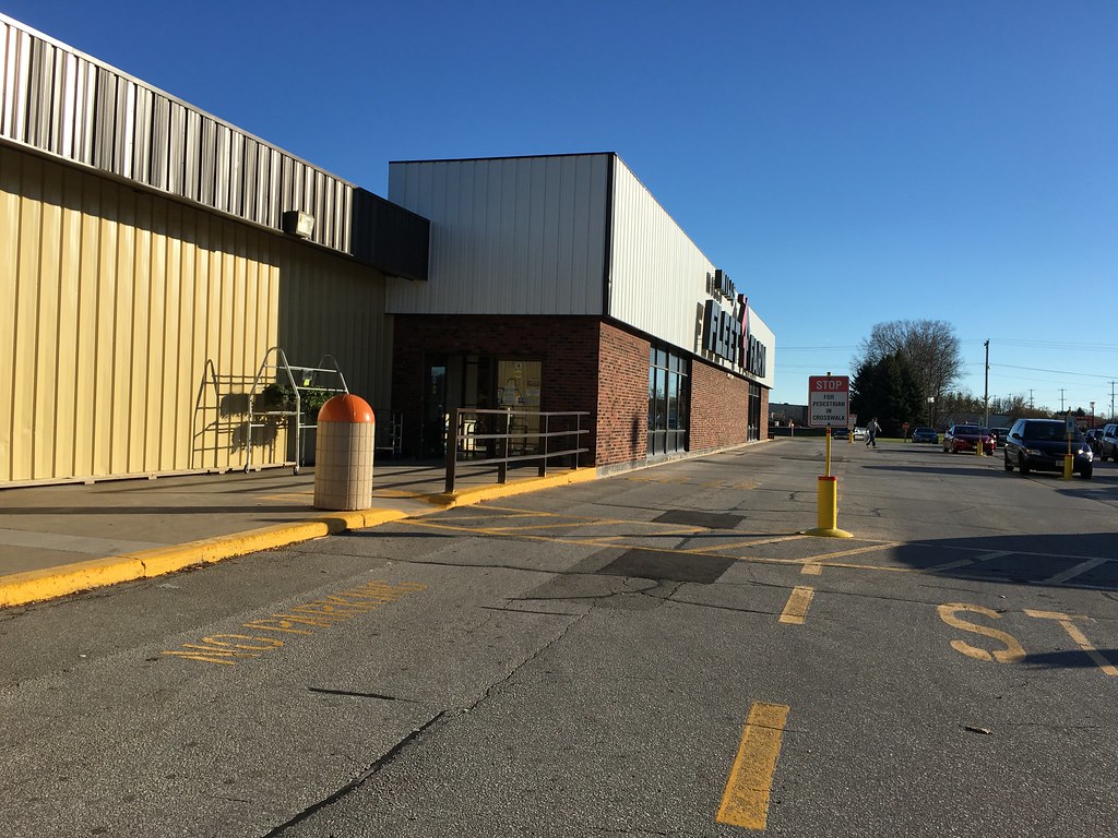 Fleet Farm Manitowoc, WI The main entrance to Fleet Farm … Flickr