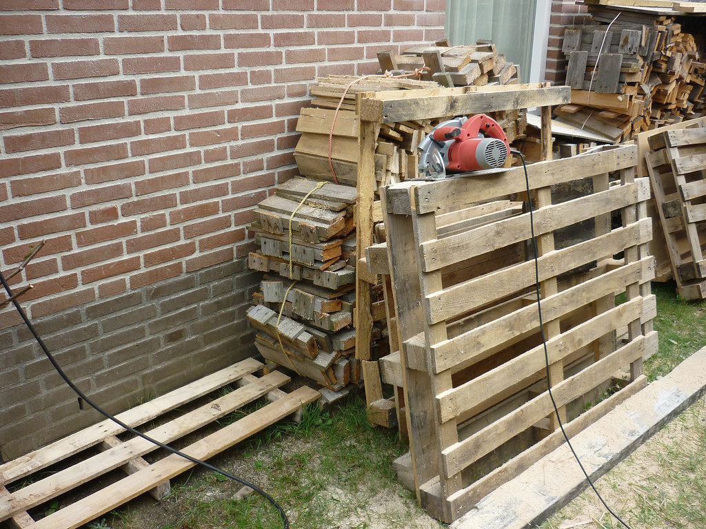 20161101_26 Pallets zagen P1180999 Achter de zaag ligt h… Flickr