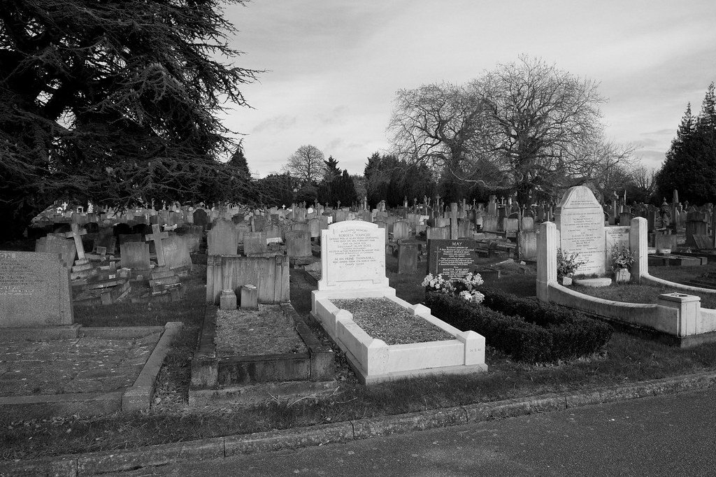 _IAW4473 St Marylebone Cemetery, East Finchley, LB of Barn… Flickr