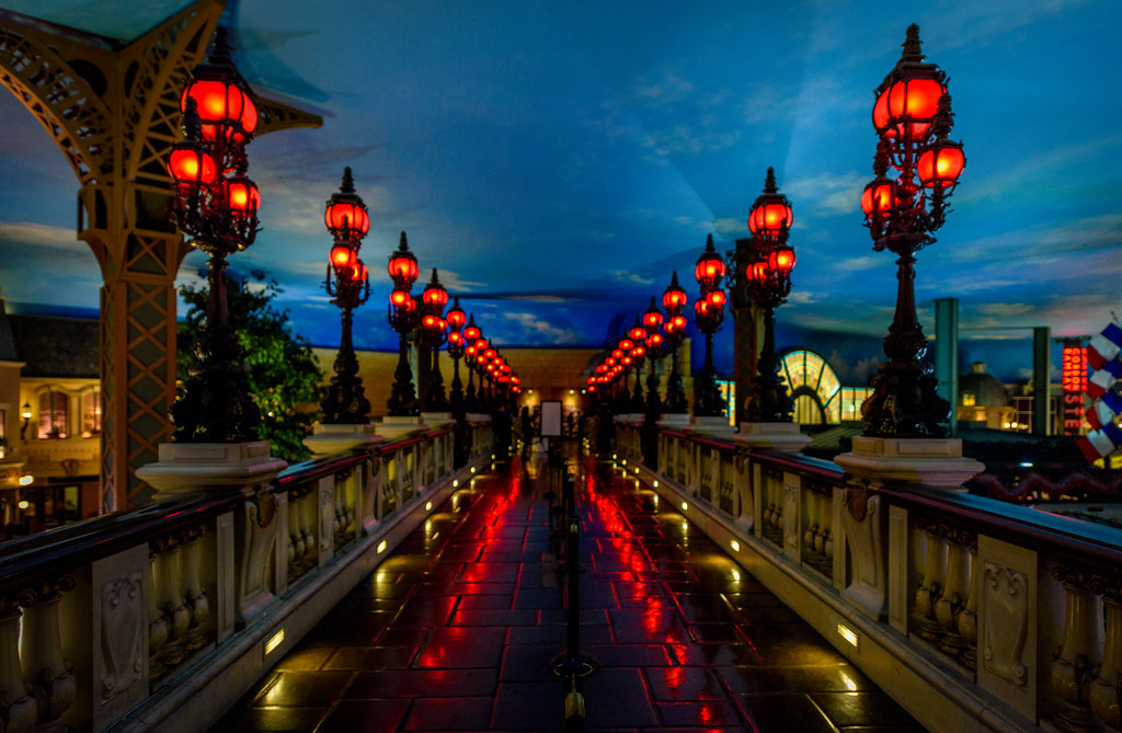 The Red Bridge A pedestrian bridge at the Paris Hotel in L… Flickr