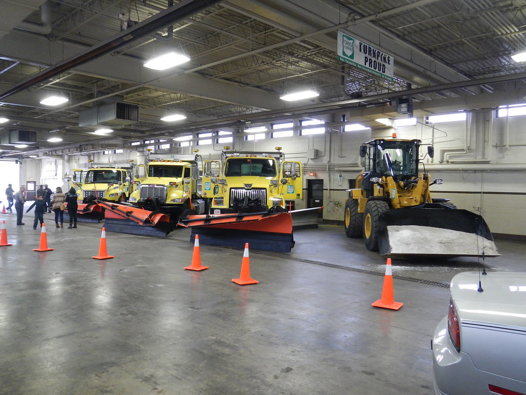 Ohio Turnpike Snow Plows A new Cat wheel loader, Western S… Flickr