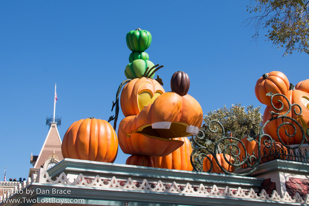 Around the main entrance Disneyland Resort. September, 201… Flickr