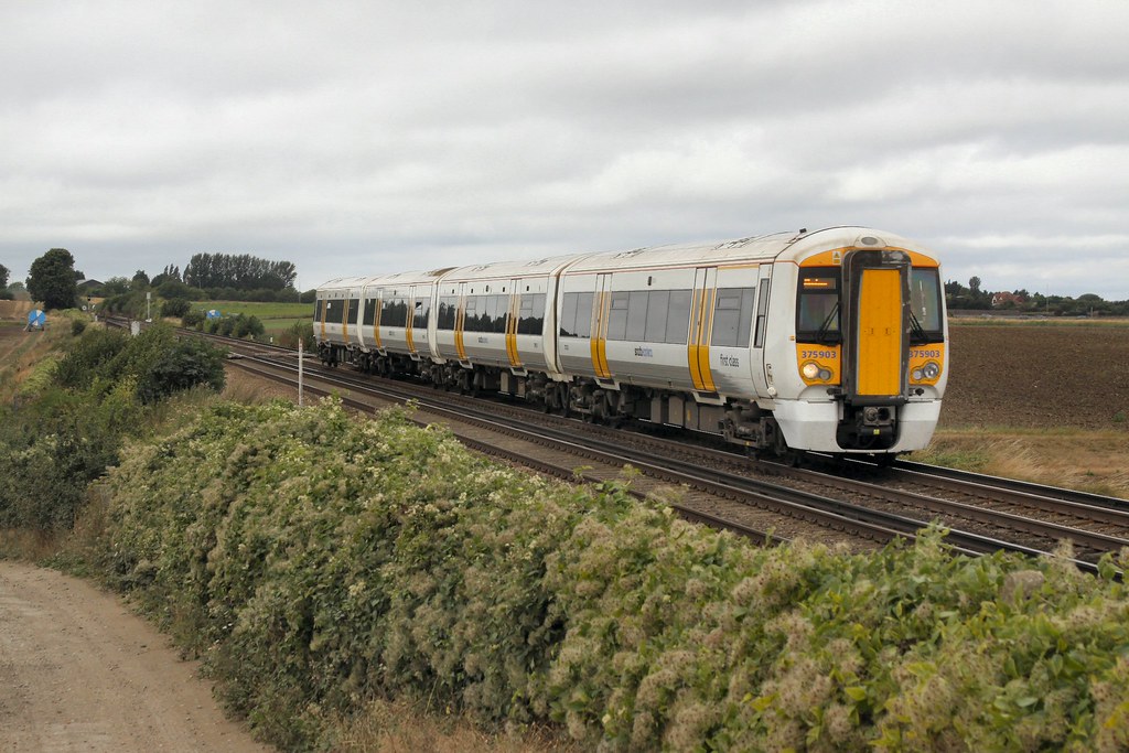 375903 Homefeild Farm 210810 375903 passing Homefield Fa… Flickr