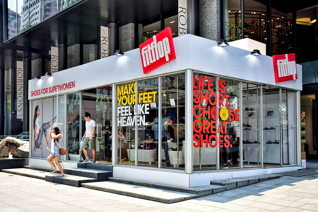 FitFlop Popup store selling shoes at the walkway of Robin… Flickr