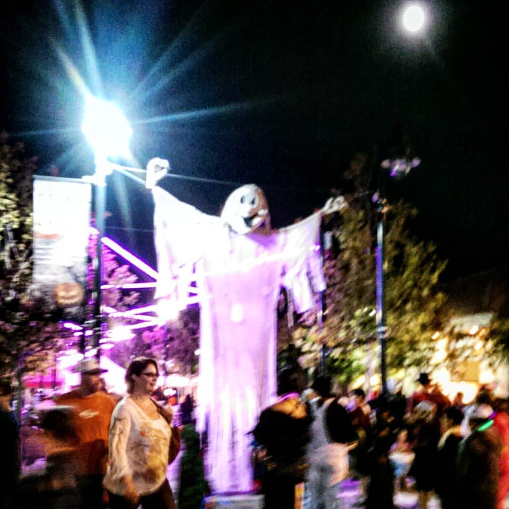 Lancaster Boulevard Halloween Festival with the moon peeki… Flickr
