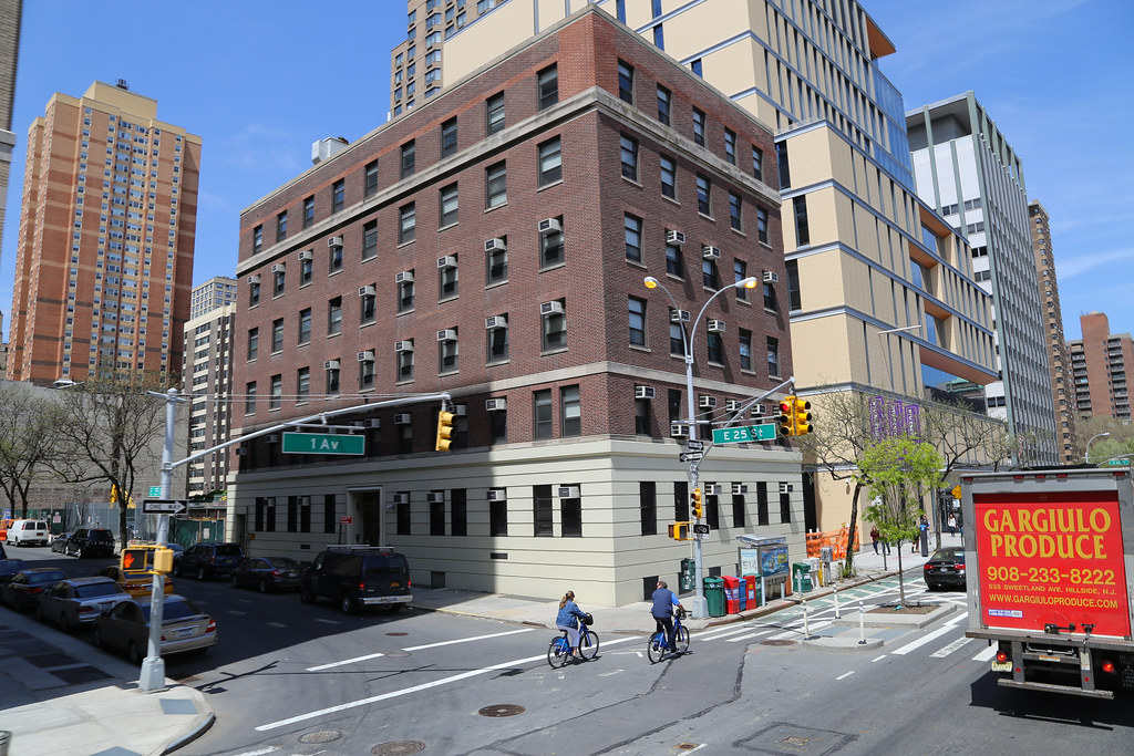 First Avenue New York City (USA) First Avenue East 25t… Flickr