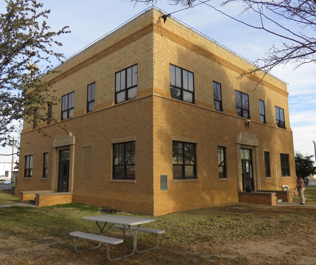 Loving County Courthouse (Mentone, Texas) This structure w… Flickr