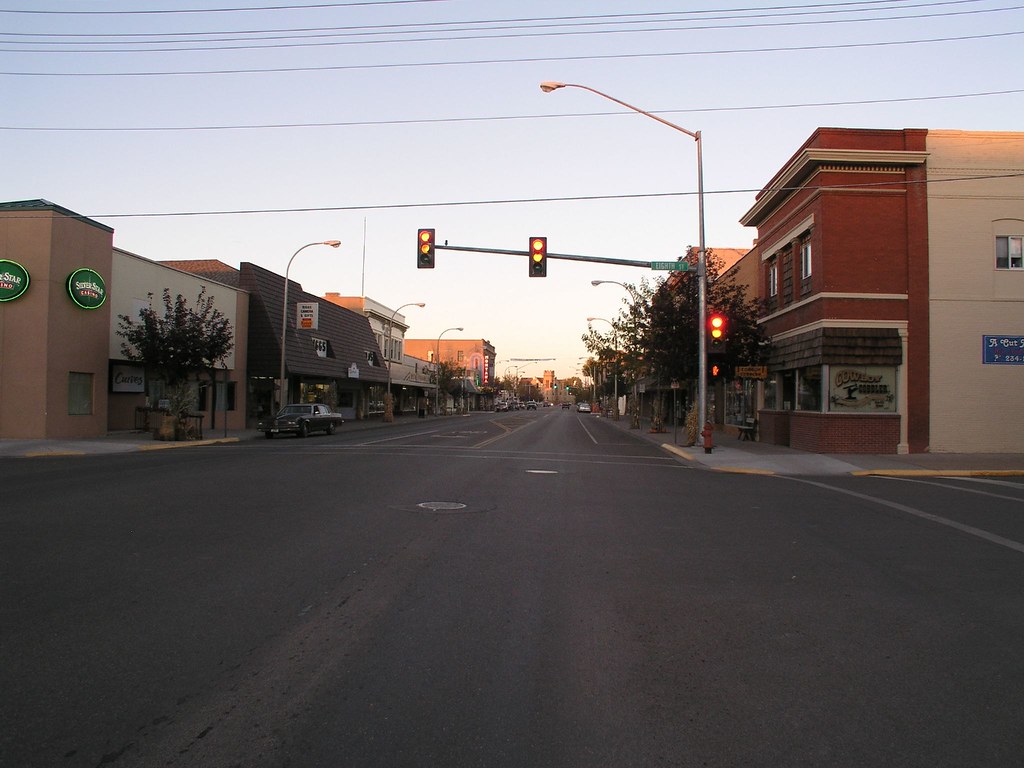 Main Street, Miles City Main Street looking east from Eigh… Flickr