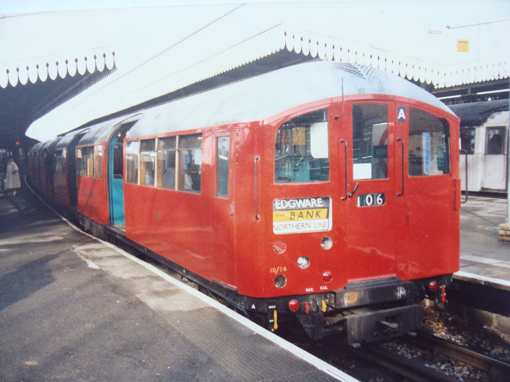 Golders Green Northern Line 1938 stock stands at Golders G… Flickr