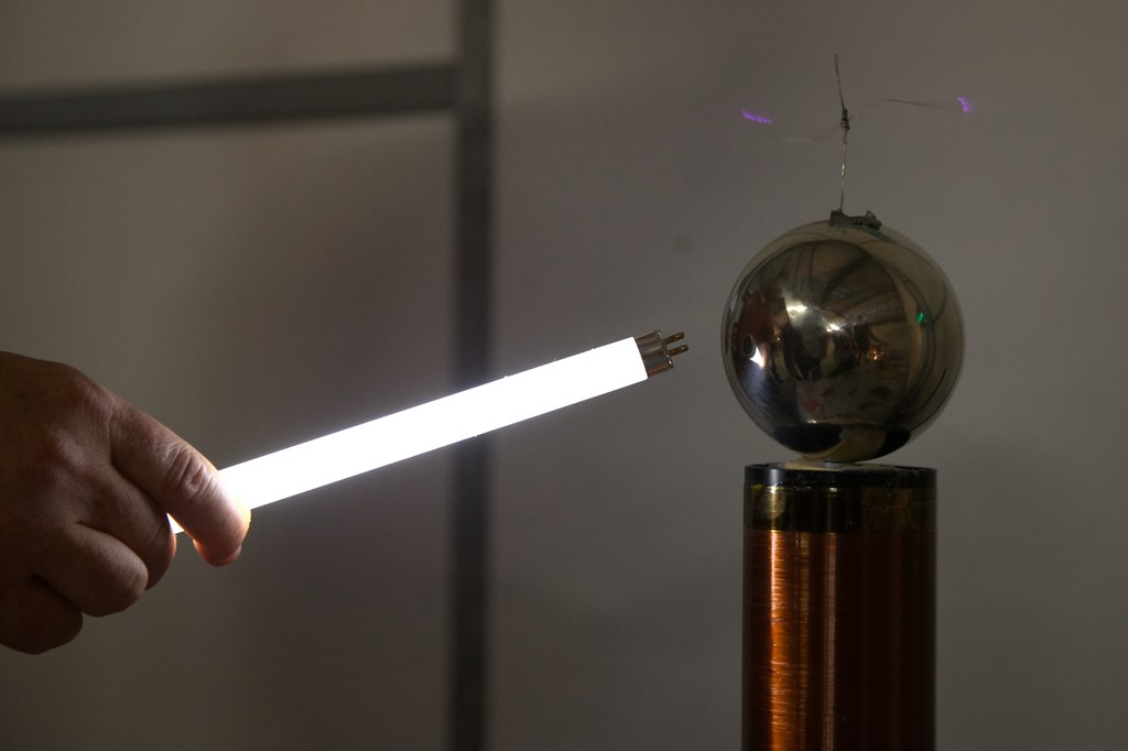 Tesla Coil A solidstate tesla coil made by Jason Hotchkis… Flickr