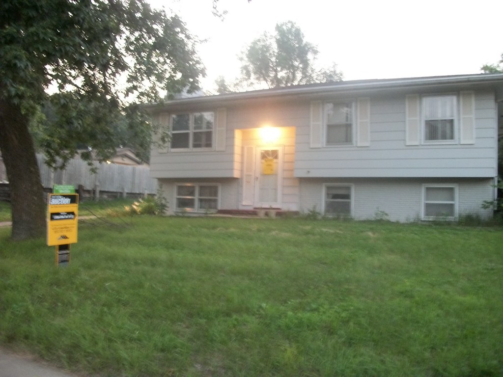 100_6122 Watrous Ave, Des Moines, Iowa signsindiana Flickr