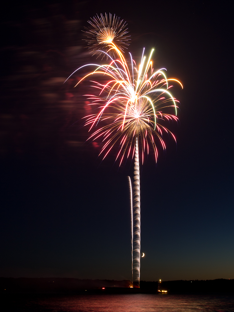 Fireworks 2011 Photo by Michael Brunk / In addi… Flickr