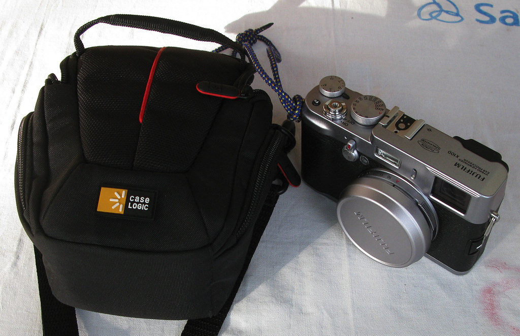Case Logic Bag DCB303 Black The CL bag next to the X100.… Flickr