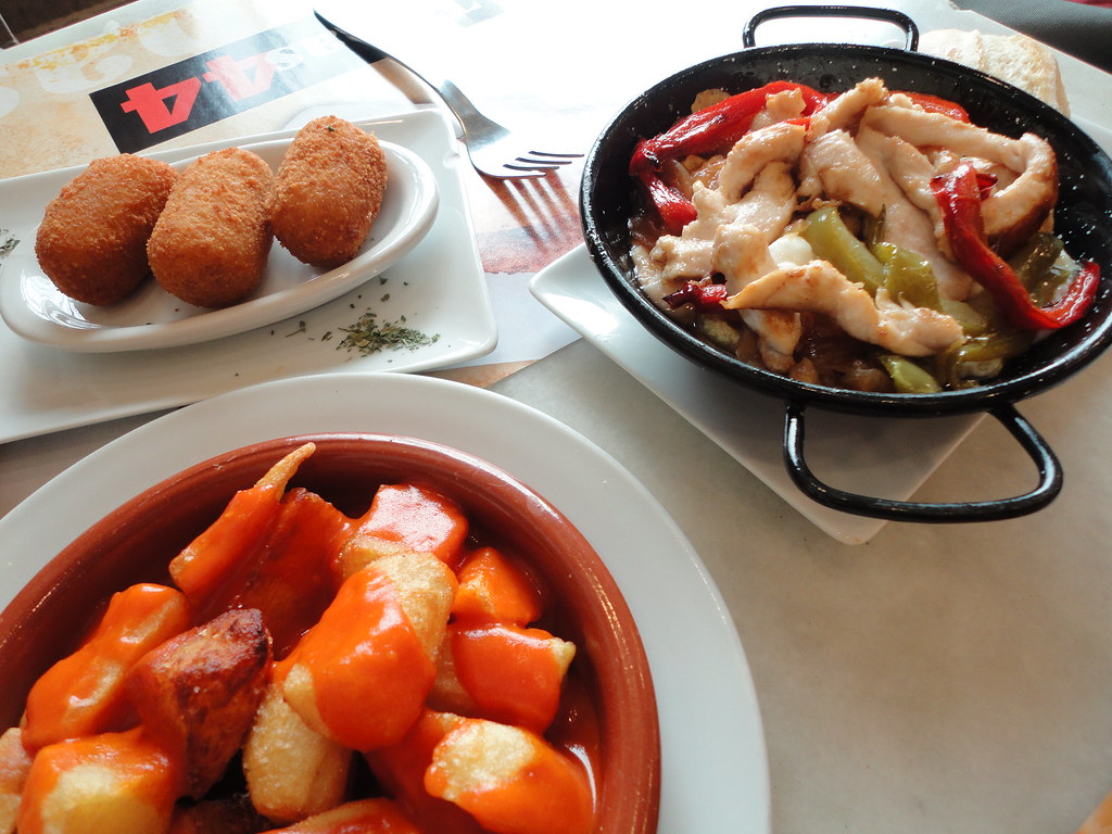 Tapas 44 Patatas bravas croquetas de jamón, estrellado con… Flickr